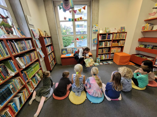 In der Bibliothek auf Schatzsuche