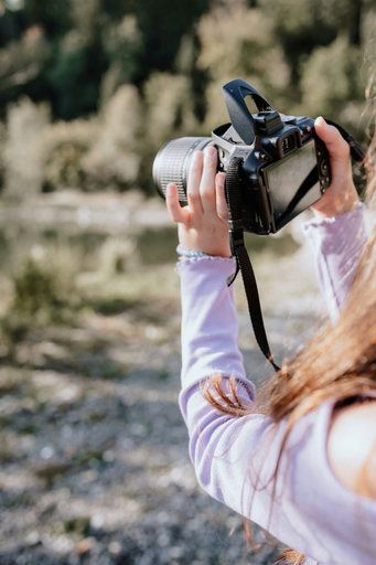 Kinder lernen fotografieren