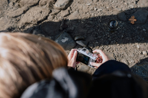 Kinder lernen fotografieren