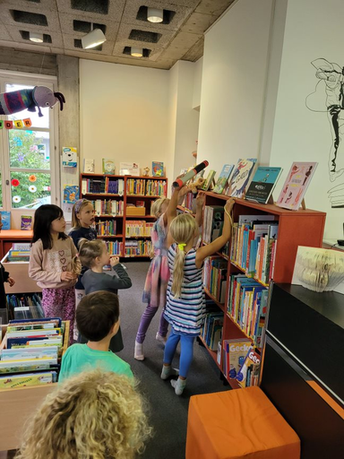 In der Bibliothek auf Schatzsuche