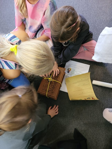 In der Bibliothek auf Schatzsuche