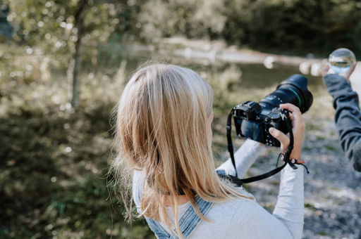 Kinder lernen fotografieren